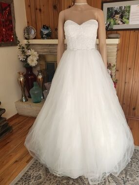 David’s Bridal Lace & Tulle Ballgown – Flexible Size 0!